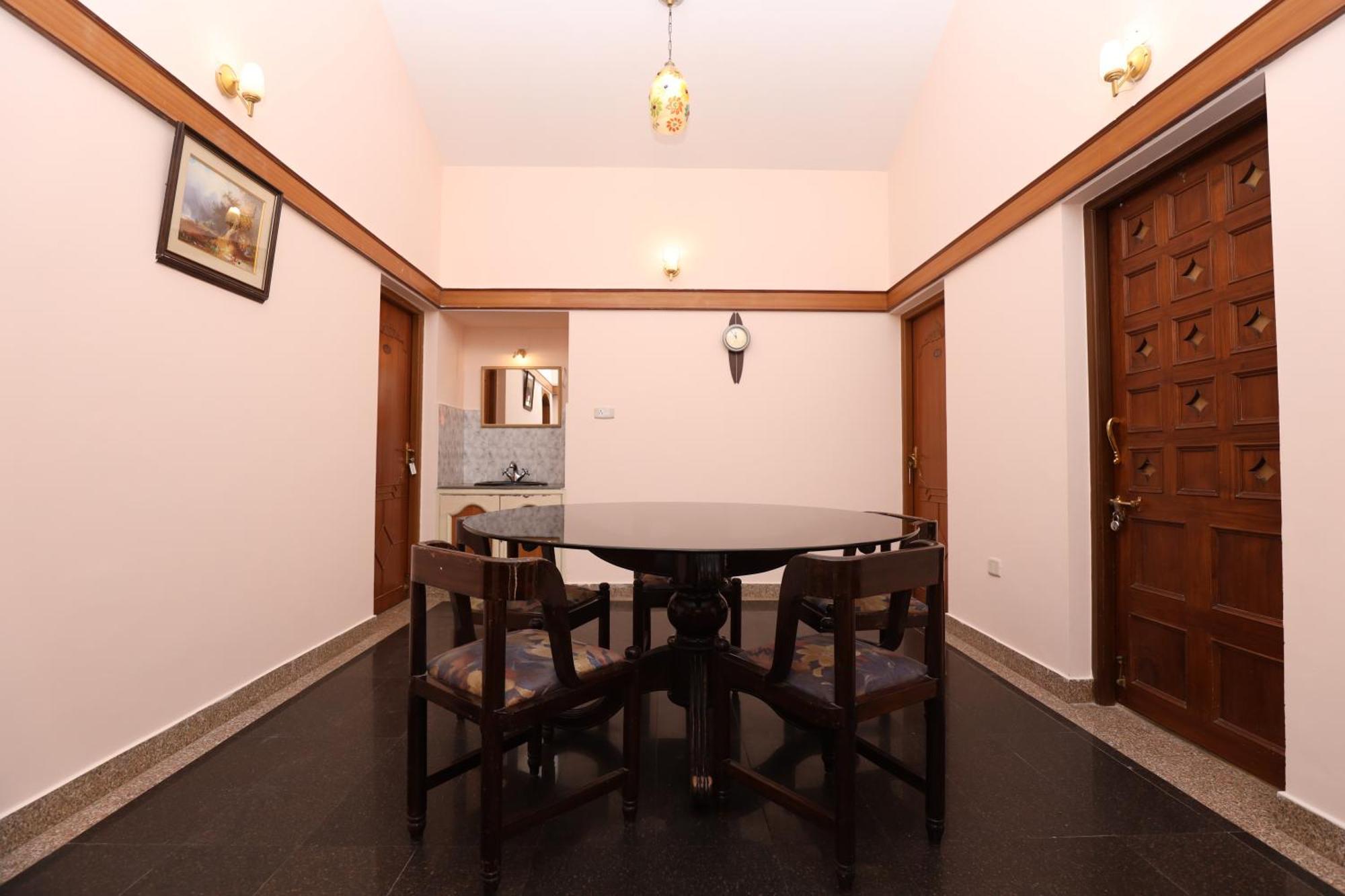 Hotel Silver Oak Уті Екстер'єр фото