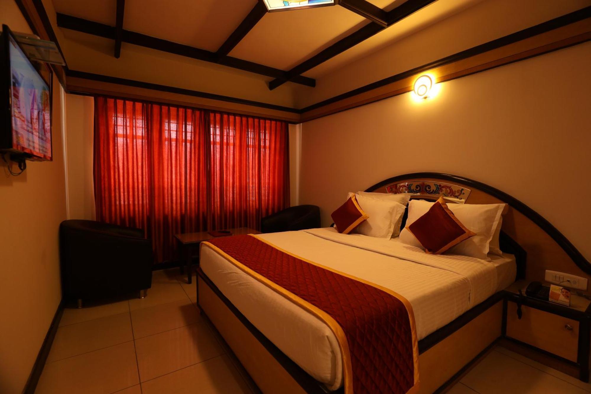 Hotel Silver Oak Уті Екстер'єр фото